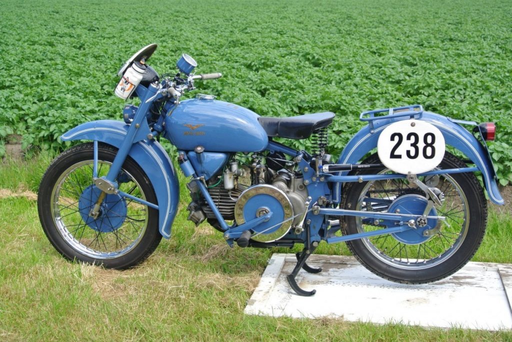 Moto Guzzi in blau