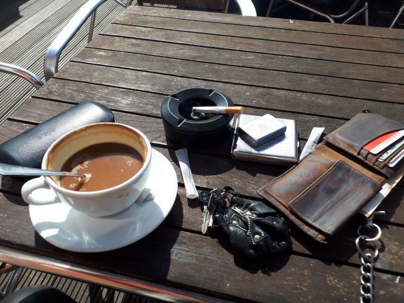 Kaffeechen und Fluppe in der Bikerpause auf der Ostalb-Motorradtour