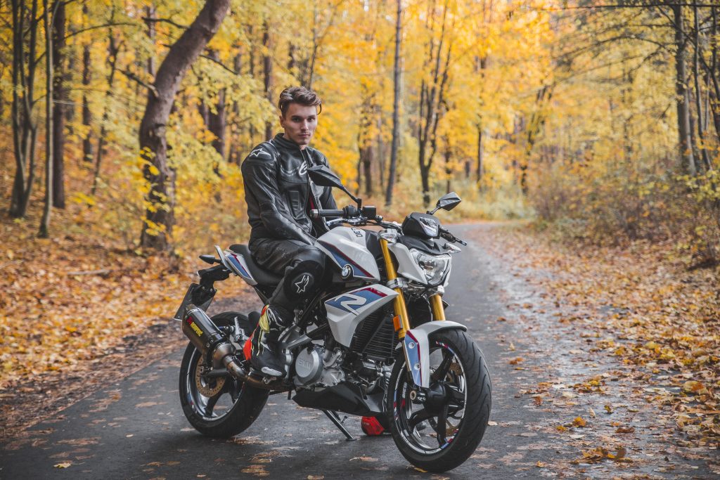 Motorradfahrer im Herbst